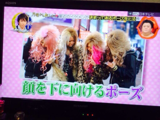 Illustration for article titled Japan's Latest Photo Trend: Hair Smiles